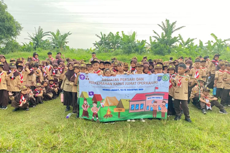 Foto bersama saat lelaksanaan persari di SDN Tapos 2, yang terletak di Jalan Mayor Idrus, Kelurahan/Kecamatan Tapos ini, dilaksanakan 14 Agustus 2025.&nbsp; (ANDIKA EKA/RADAR DEPOK)