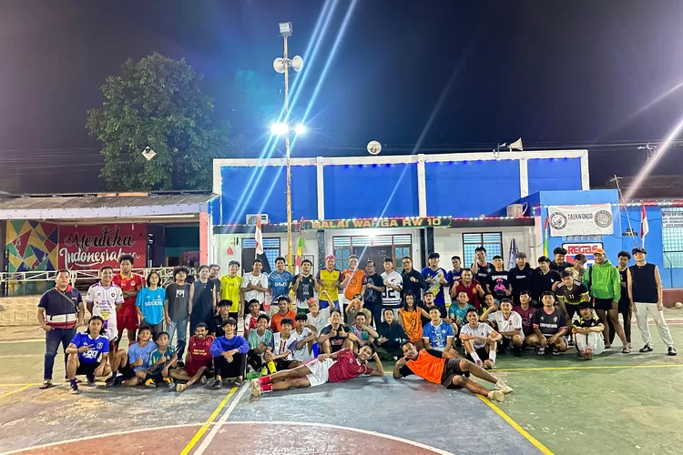 Foto bersama peserta Latihan Brenx Football usai bermain di lapangan REGAS, Kelurahan Mekarjaya, Kecamatan Sukmajaya, Kamis (14/8/2025). (EJAR RAMADAN/RADAR DEPOK)