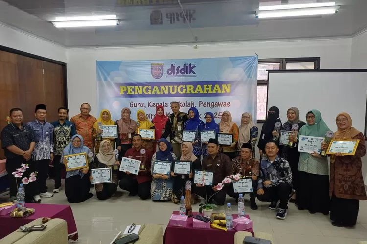 Foto bersama usai pemberian penghargaan kepada juara pengawas inspiratif Kota Depok 2025 Jenjang SMP. (ANDIKA EKA/RADAR DEPOK)