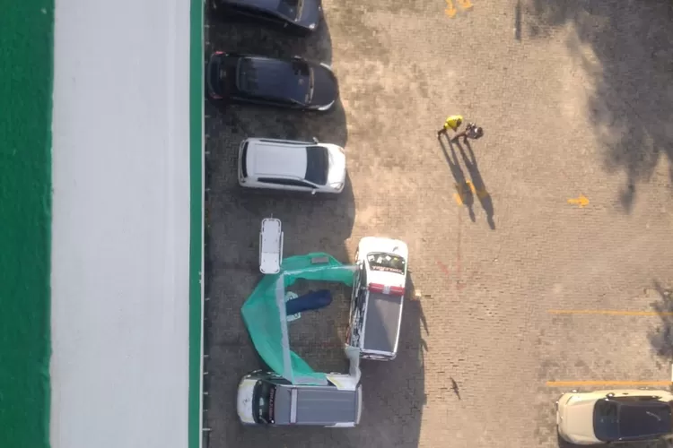 Korban pasien wanita, yang tewas loncat dari lantai 7 RS Citra Arafiq Sawangan, Kelurahan Duren Seribu, Kecamatan Bojongsari, Jumat (15/8). (ISTIMEWA)