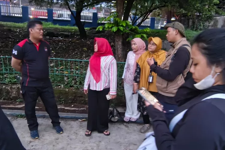 Aparatur Kelurahan Depok Jaya saat memonitoring pelatihan gladi resik petugas upacara dan paskibra di Lapangan Al Muhajirin RW14 Kelurahan Depok Jaya, Kecamatan Pancoranmas, Kamis (14/8). (RISKY DWI LESTARI/RADARDEPOK)