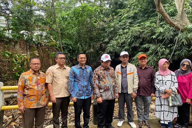 Anggota DPRD Kota Depok, Ubaidilah, Dapil BCL (Beji Cinere Limo) (topi oranye) saat kunjungan kerja gabungan bersama rombongan Pemprov DKI Jakarta, Ketua DPRD DKI Jakarta, dan Ketua DPRD Depok, Jumat (15/8). (ISTIMEWA)