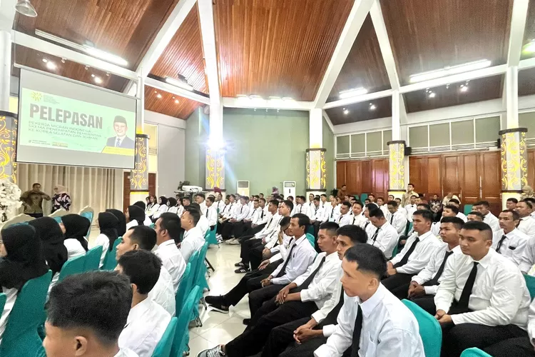 Sebanyak 202 pekerja migran Indonesia resmi diberangkatkan dalam program GTOG 2025 Kementrian Perlindungan Pekerja Migran Indonesia/P2MI ke Korea Selatan dan Jerman, Senin (18/8).  (RISKY DWI LESTARI/RADAR DEPOK)