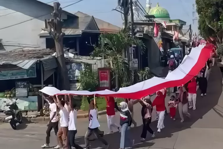 Kirab bendera Merah Putih dengan panjang 80 meter di RW 4, Kelurahan Ratujaya, Kecamatan Cipayung, Kota Depok, Minggu (17/8). (DOKUMEN PEMKOT DEPOK)