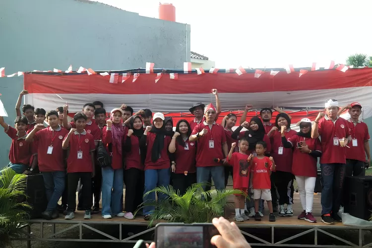 Foto bersama seluruh pengurus dan warga di lingkungan RT4/22 Kelurahan Mekarjaya, Kecamatan Sukmajaya. (ANDIKA EKA/RADAR DEPOK)