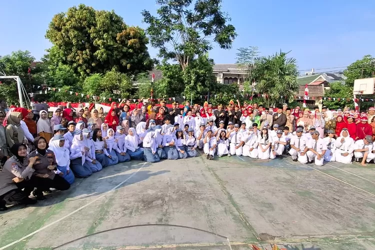 Foto bersama usai pelaksaaan upacara HUT RI ke 80 di RW3, Kelurahan Depok Jaya, Kecamatan Pancoranmas, Kota Depok, Minggu (17/8). (GERARD SOEHARLY/RADAR DEPOK)