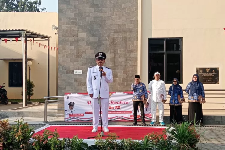 Lurah Abadijaya, Sodik Murdiono menjadi pemimpin upacara 17 Agustus, di Halaman Kelurahan Abadijaya, Kecamatan Sukmajaya, Kota Depok, Minggu (17/8). (AGNESYA WIANDA/ RADAR DEPOK)