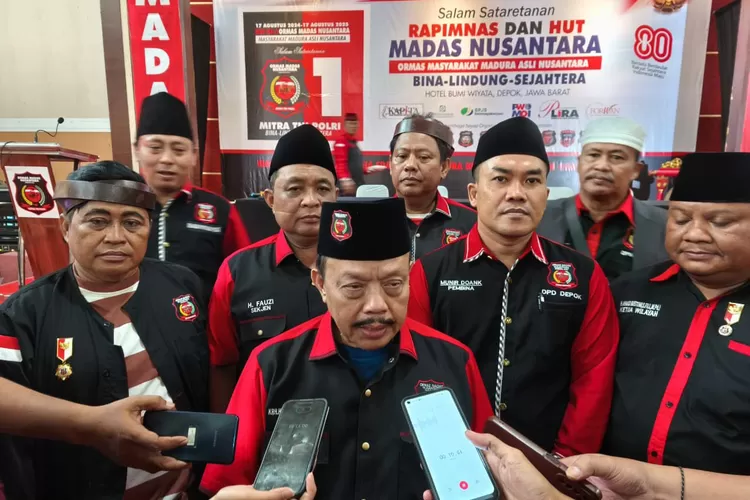 MENGGELAR : Rapimnas dan HUT Madas Nusantara Tahun Pertama, sekaligus memperingati HUT RI ke 80 (Ormas Masyarakat Madura Asli Nusantara) di Hotel Bumi Wiyata, Jalan Margonda Kelurahan Kemiri Muka, Kecamatan Beji, Minggu (17/8).  (RISKY DWI LESTARI/RADARDEPOK)