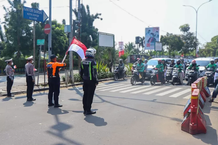 Mengheningkan Cipta : Sejumlah Pengendara, yang diajak Berhenti untuk mengeningkan cipta dan mendengarkan gumaman proklamasi di Jalan Raya lampu merah pertigaan Margonda Kelurahan Depok, Kecamatan Beji, Minggu (17/8) Pagi. ( ISTIMEWA)