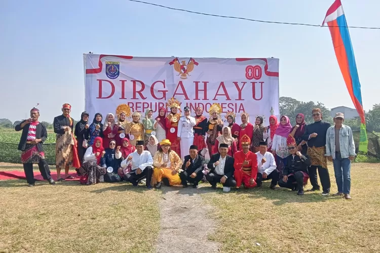 Lurah Cipayung Jaya, Susniawati foto bersama setelah Upacara dengan peserta Fashion Show di lapangan Kelurahan Cipayung Jaya, Kecamatan Cipayung, Kota Depok, Minggu (17/8).  (AGNESYA WIANDA/RADAR DEPOK)