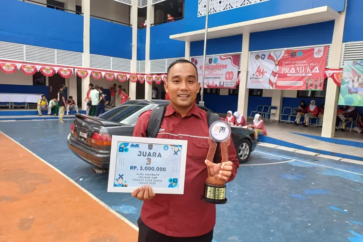 Guru PJOK SMPN 11 Depok, Bayu Nopriyanto Nasution meraih juara 3 dalam ajang lomba guru inspiratif Kota Depok 2025 Jenjang SMP. (ANDIKA EKA/RADAR DEPOK)