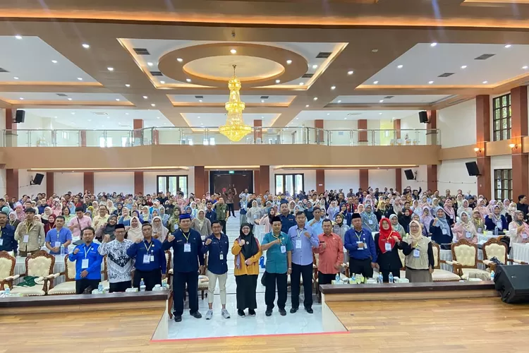 Kepala Disdik Kota Depok, Siti Chaerijah Aurijah usai membuka kegiatan Bimtek BOSP, di Ronatama Convention Hall Depok, Selasa (19/8/2025).&nbsp; (ANDIKA EKA/RADAR DEPOK)