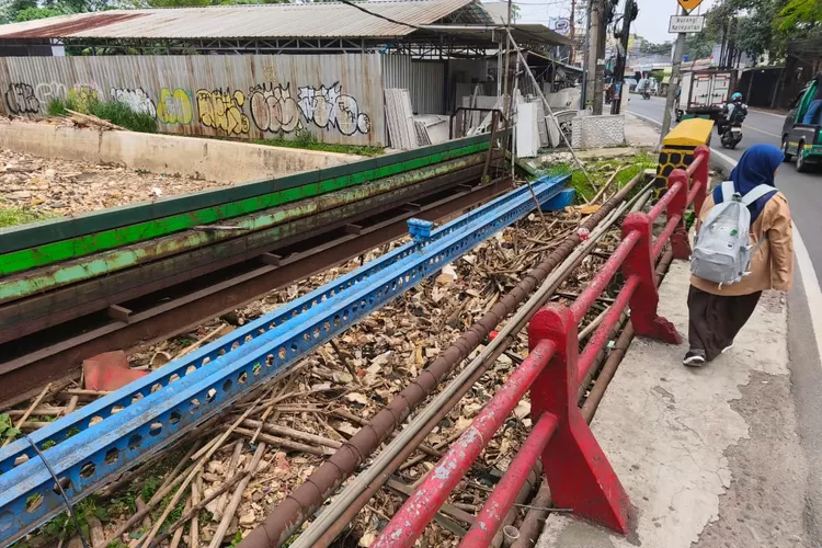 LIMBAH : Tumpukan sampah di bawah Jembatan Jalan Sawangan Raya, Kelurahan Rangkapan Jaya Baru, Kecamatan Pancoranmas, Rabu (20/8) siang. (RISKY DWI LESTARI/RADAR DEPOK)