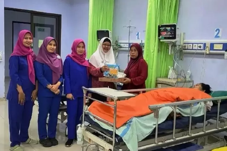 RSUD KiSA Kita Depok memberikan bingkisan kepada dua pasien yang melahirkan bertepatan dengan HUT ke 80 RI. (DOKUMEN RSUD KISA)