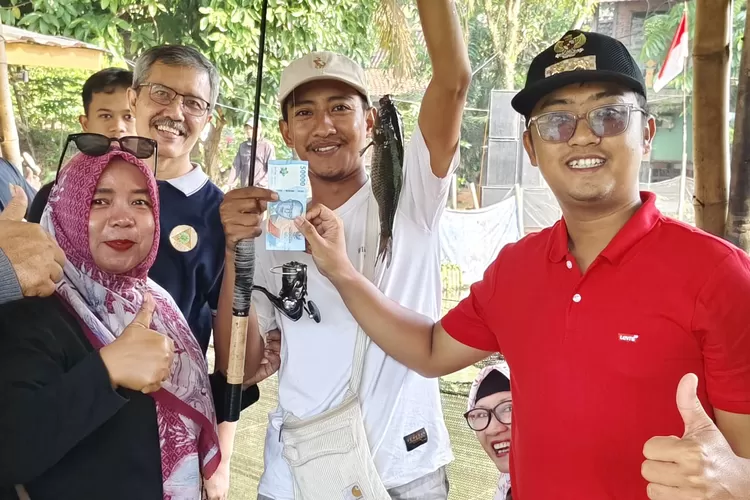 Lurah Pondok Petir, Rengga Nugraha Rojali (kanan) dalam Rangkaian ngebur empang dan mancing bersama seluruh warga pontir di RW14 Kelurahan Pondok Petir, Kecamatan Bojongsari, Sabtu (16/8). (RISKY DWI LESTARI/RADAR DEPOK)