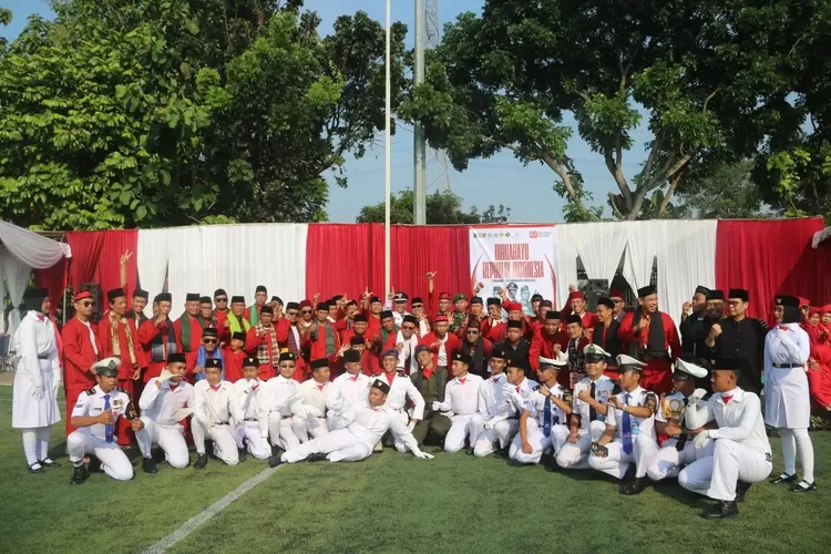 Lurah Grogol, Boni Kusuma Sobari saat foto bersama para petugas upacara tingkat kelurahan. (ISTIMEWA)