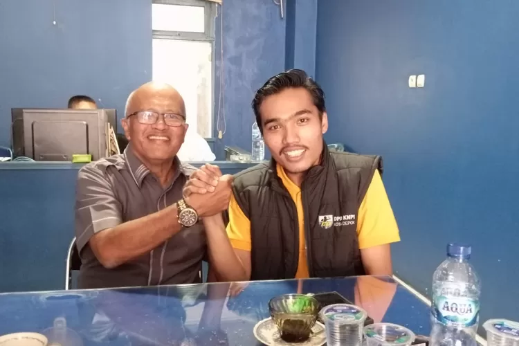 Ketua DPC Partai Demokrat, Edi Sitorus (kiri) bersama Ketua KNPI Kota Depok periode 2025-2028, Tomy Sitorus saat berjumpa di Kantor DPC Partai Demokrat, Jalan Tole Iskandar. Kelurahan Mekarjaya, Kecamatan Sukmajaya, Kamis (21/8/2025).  (ARNET KELMANUTU/RADAR DEPOK)