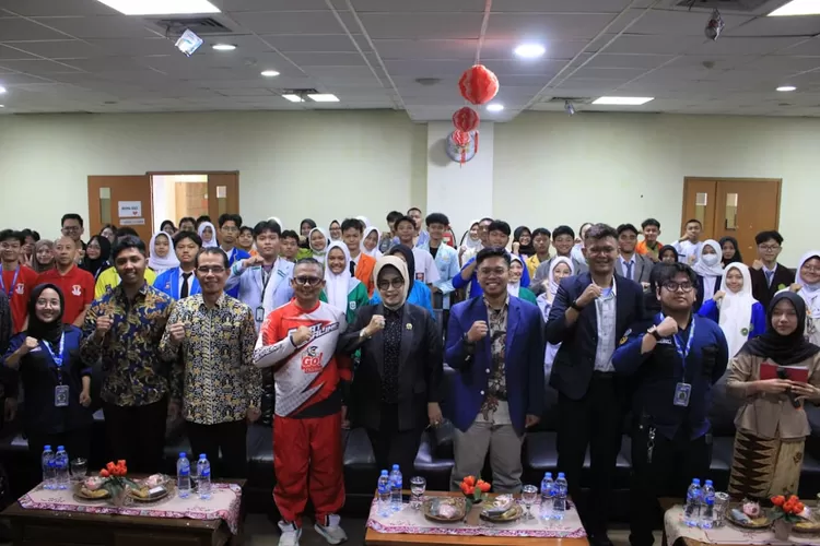 Jalur Cerdas (Forum Pemuda Pelopor) bersama Forum Kesatuan Pelajar Depok (FKPD) sukses menyelenggarakan workshop bertajuk &lsquo;Sponsorship: How to Reach Sponsorship&rsquo;, Jumat (8/8), di Aula Dinas Kearsipan dan Perpustakaan Kota Depok. Acara ini dihadiri oleh 60 Ketua OSIS dari SMA/SMK se-Kota Depok. (RADAR DEPOK)