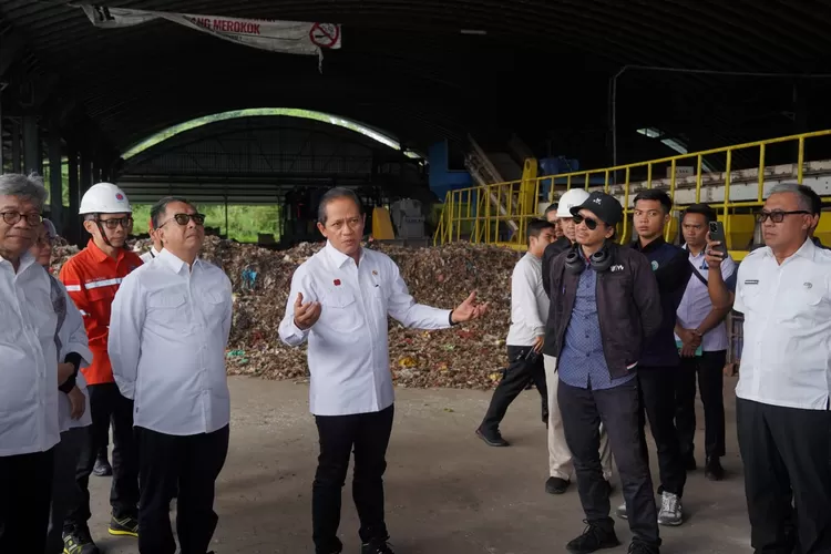 Menteri LH Hanif Faisol Nurofik meninjau TPPAS Lulut-Nambo di Kecamatan Klapanunggal, Kabupaten Bogor. (DOKUMEN KABAR BOGOR)