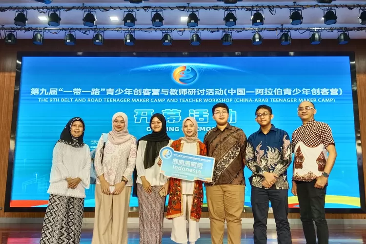 Foto bersama saat santri Al-Hamidiyah mengikutui Program The 9th Belt and Road Teenager Maker Camp dan Teacher Workshop, pada 10 - 16 Agustus 2025 di Ningxia, China.&nbsp; (DOKUMEN SEKOLAH)