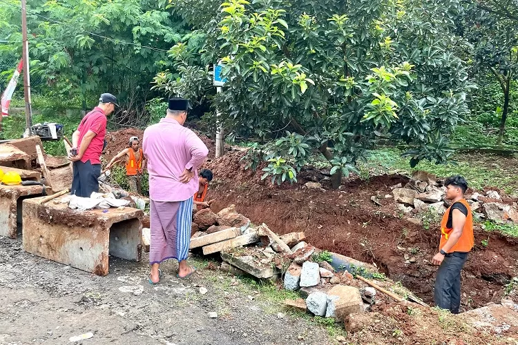 Pengerukan Drainase di Wilayah RW20, Perumahan Puri Mas belakang kantor Kelurahan/Kecamatan Pancoranmas, Kamis (21/8). (RISKY DWI LESTARI/RADAR DEPOK)