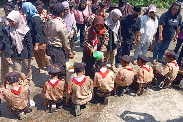 Pengukuhan anggota Pramuka Penggalang SDN Mekarjaya 20.  (ANDIKA EKA/RADAR DEPOK)