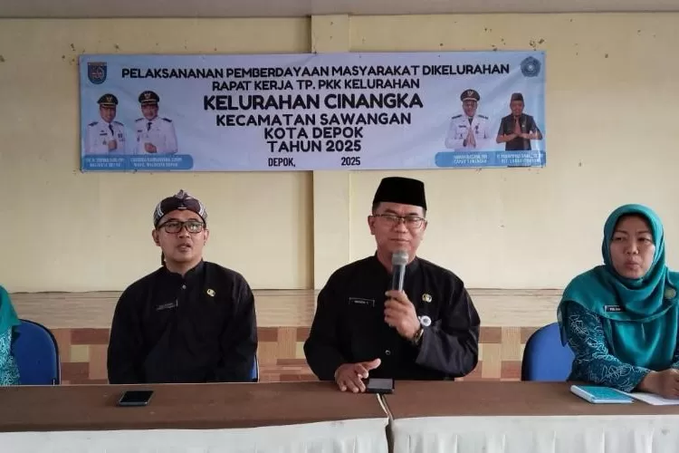 MENGHELAT : Aparatur Kelurahan Cinanka, Kecamatan Sawangan menggelar Raker PKK di Aula kantor Kelurahan Cinangka, Kecamatan Sawangan, Kamis (21/8). (RISKY DWI LESTARI/RADAR DEPOK)