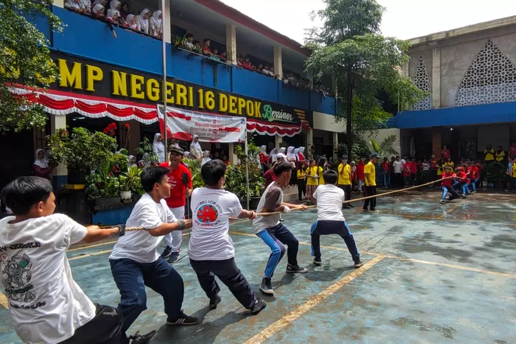 Pelaksanaan lomba Tarik tambang di SMP Negeri 16 Depok, yang terletak di Jalan Pintu Air, Kelurahan Cimpaeun, Kecamatan Tapos.&nbsp; (ANDIKA EKA/RADAR DEPOK)