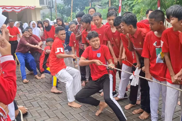 Suasana para murid SMPN 27 Depok menunjukan ekspresi semangat saat melakukan lomba tarik tambang. (ANDIKA EKA/RADAR DEPOK)