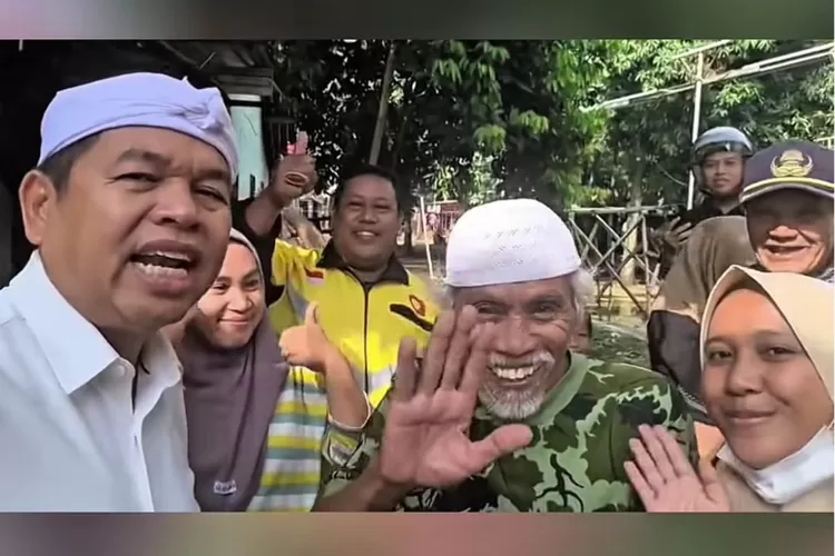 Gubernur Jawa Barat, Dedi Mulyadi membantu pembangunan mesjid di Bekasi (Instagram/@dedimulyadi71)
