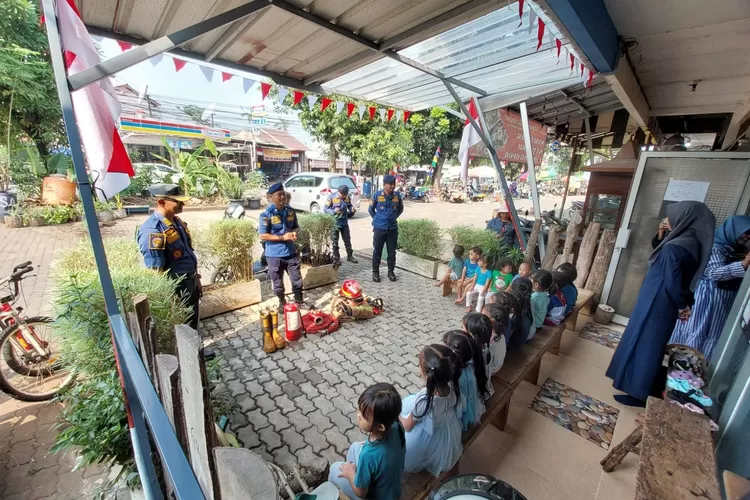 EDUKATIF : Damkar Bojongsari saat menyambangi puluhan anak di salah satu PAUD di daerah Sawangan Permai Kelurahan Sawangan Baru, Kecamatan Sawangan, Kamis (21/8). (RISKY DWI LESTARI/RADAR DEPOK)