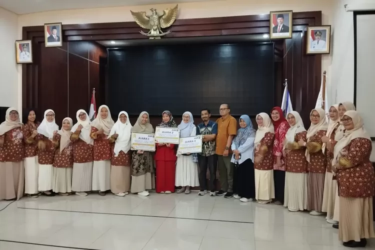 Foto bersama usai pemberian apresiasi kepada pemenang guru inspiratif jenjang Paud dan TK, Aula Teratai, Balai Kota Depok, beberapa waktu lalu.&nbsp; (DOKUMEN DISDIK)