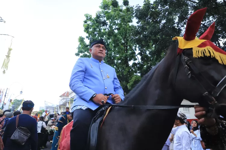 Bupati Rudy Susmanto menaiki kuda saat pawai HUT ke-80 Provinsi Jabar.  (ISTIMEWA)