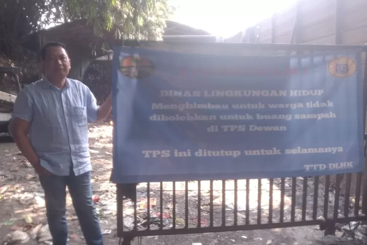 Kepala Dinas Lingkungan Hidup dan Kebersihan (DLHK) Kota Depok, Abdul Rahman, menutup salah satu TPS liar di Depok.  (ANDIKA EKA/RADAR DEPOK)