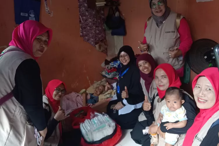 Satgas CLBK Kelurahan Cisalak, kecamatan Sukmajaya, Kota Depok saat menyambangi salah satu lansia yang belum pernah menerima bantuan sembako dari pemerintah, Jumat (22/8). (DOKUMEN SATGAS CLBK CISALAK)