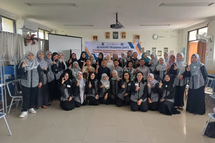 Foto bersama usai pelaksanaan IHT di SMPN 26 Depok, yang terletak di Jalan Mangga, Kelurahan/Kecamatan Beji.&nbsp; (ANDIKA EKA/RADAR DEPOK)