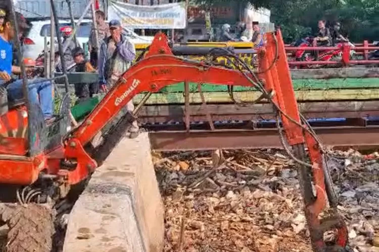 Sampah yang tengah diangkut di Kali Pesanggrahan Jalan Raya Sawangan Kelurahan Sawangan Baru, Kecamatan Sawangan, Jum&rsquo;at (22/8). (ISTIMEWA)