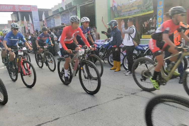 Peserta Tour Malasari 2025, saat start dari kantor Kecamatan Nanggung, Kabupaten Bogor pada Sabtu, 23 Agustus 2025.