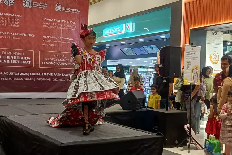 SERU : Salah satu peserta lomba fashion show. Tampil mengenakan gaun yang memanfaatkan daur ulang plastik saat berlangsungnya acara di The Park Sawangan Depok, Sabtu dan Minggu (23-24/8). (ALDY RAMA/RADAR DEPOK)