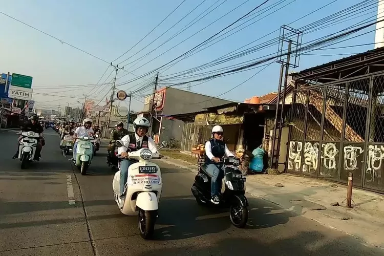Walikota Depok Supian Suri, Kapolres Metro Depok Kombes Abdul Waras, Dandim 0508/Depok Kolonel Infanteri Iman Widhiarto bersama anak motor dari berbagai komunitas saat melakukan riding kemerdekaan, Sabtu (23/8). (DOKUMEN PEMKOT DEPOK)