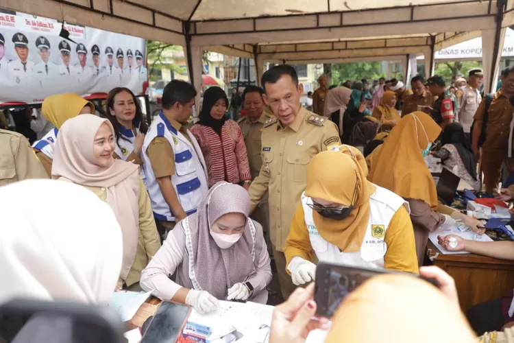 Wabup Bogor, Ade Ruhandi alias Jaro Ade saat mengunjungi stand pelaku UMKM di Kecamatan Cigudeg.  (DOKUMEN KABAR BOGOR)