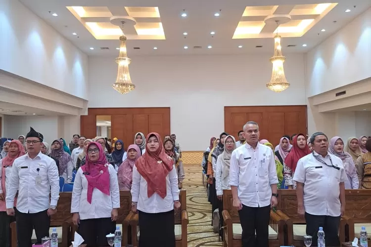 Foto bersama usai pelaksanaan sosialiasi terkait pengembangan dan pelatihan sekolah inklusif di aula lantai 10, Gedung Baleka 2, Balaikota Depok.&nbsp; (ANDIKA EKA/RADAR DEPOK)