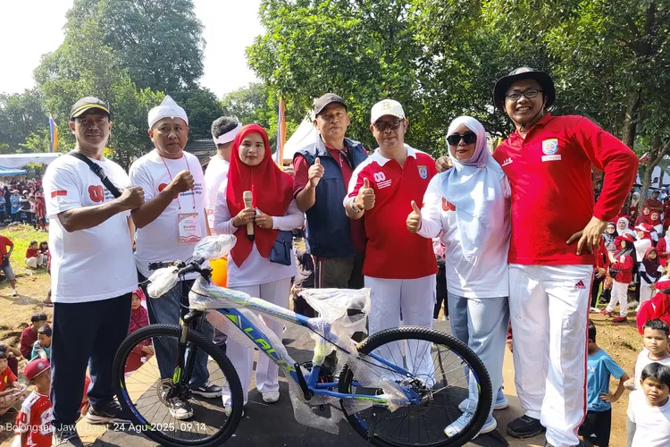 Aparatur Kelurahan Pondok Petir, Kecamatan Bojongsari sukses menggelar puncak kemeriahan semarak HUT RI ke 80 bersama warganya dengan berbagai rangkaian kegiatan acara, Minggu (24/8). (RISKY DWI LESTARI/RADAR DEPOK )