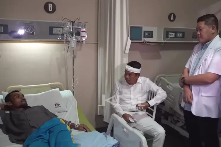 Gubernur Jawa Barat, Dedi Mulyadi menjenguk orang tua dari balita Sukabumi yang meninggal dengan tubuh penuh cacing (Tangkapan layar Youtube KANG DEDI MULYADI CHANNEL)