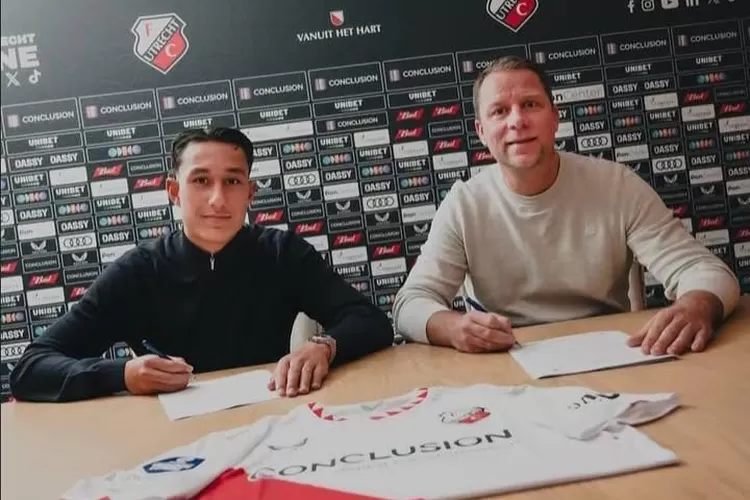 Miliano Jonathans dan ayahnya foto bersama dalam proses transfer ke Utrecht FC. (Instagram @onsgeelzwart.nl)