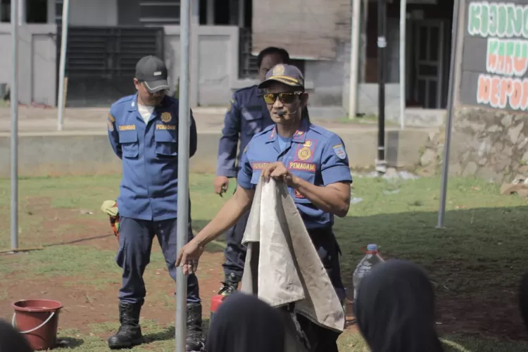 UPT Damkar Bojongsari bersama sejumlah mahasiswa/i KKN UIN dalam sosialisasi mitigasi bencana di Taman Bojongsari Baru, Sabtu (23/8) pagi. (RISKY DWI LESTARI/RADAR DEPOK)