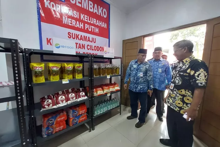 Asisten Perekonomian dan Pembangunan (Ekbang) Kota Depok, Mohammad Fitriawan (kanan) didampingi Kepala DKUM Depok, Mohamad Thamrin dan Lurah Sukamaju, Indra Cahyadi meninjau KKMP Sukamaju, Kecamatan Cilodong, beberapa waktu lalu. (ist)
