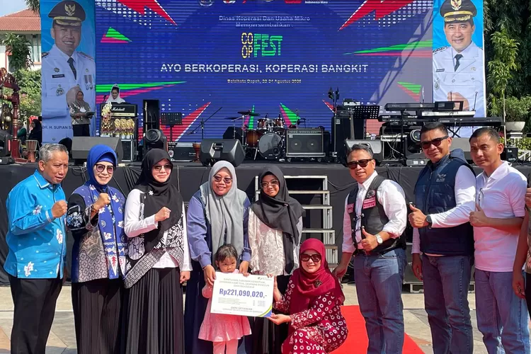 BPJS Ketenagakerjaan bersama Walikota Depok, Supoian Suri dan jajaran saat menyerahkan santunan pada ahli waris karyawan koperasi di Peringatan Hari Koperasi 2025. (DOKUMEN BPJS KETENAGAKERJAAN)