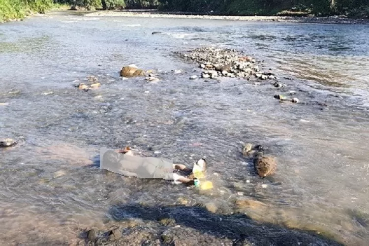 Penemuan jasad AR di aliran Kali Ciliwung, Bojonggede, Kabupaten Bogor, Selasa (26/8). (DOKUMEN POLSEK BOJONGGEDE)