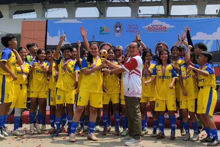Sekretaris Dinas Pemuda dan Olahraga (Dispora) Kabupaten Bogor Hendarsyah, menyerahkan trofi juara Bupati Cup 2025 kepada tim Cibinong Raya (Ciray) Ladies pada Selasa, 26 Agustua 2025.